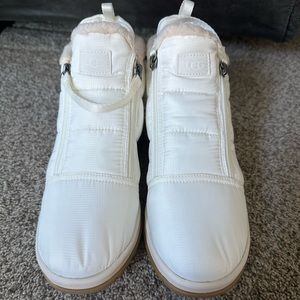 NWT- Ugg Lakesider Zip Puff- size 8- White